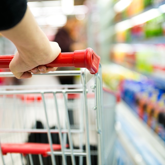 Brasileiros deixam de comprar produtos supérfluos no mercado-alt