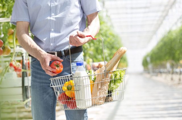 Brasileiro está indo menos às compras